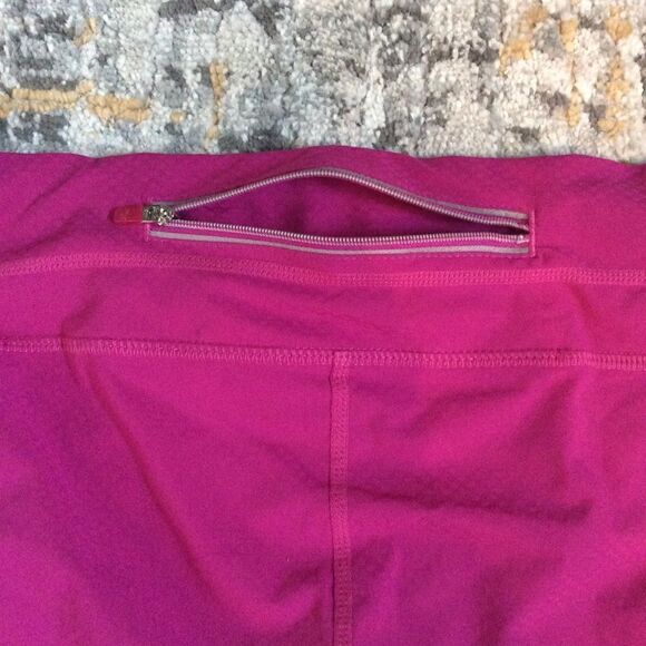 ATHLETA DOBBY BE FREE REFLECTIVE CAPRI LEGGINGS! M - Picture 8 of 8